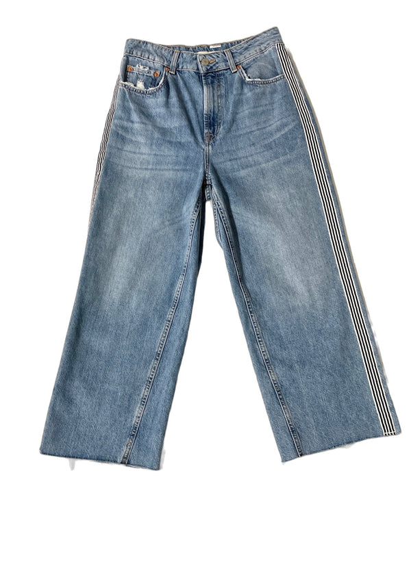 TOPSHOP light blue wash wide-leg cropped jeans w/ black & white side stripe, 28 x 32