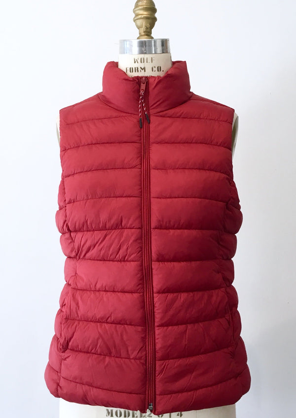 GAP Women's red channeled puffer vest, S