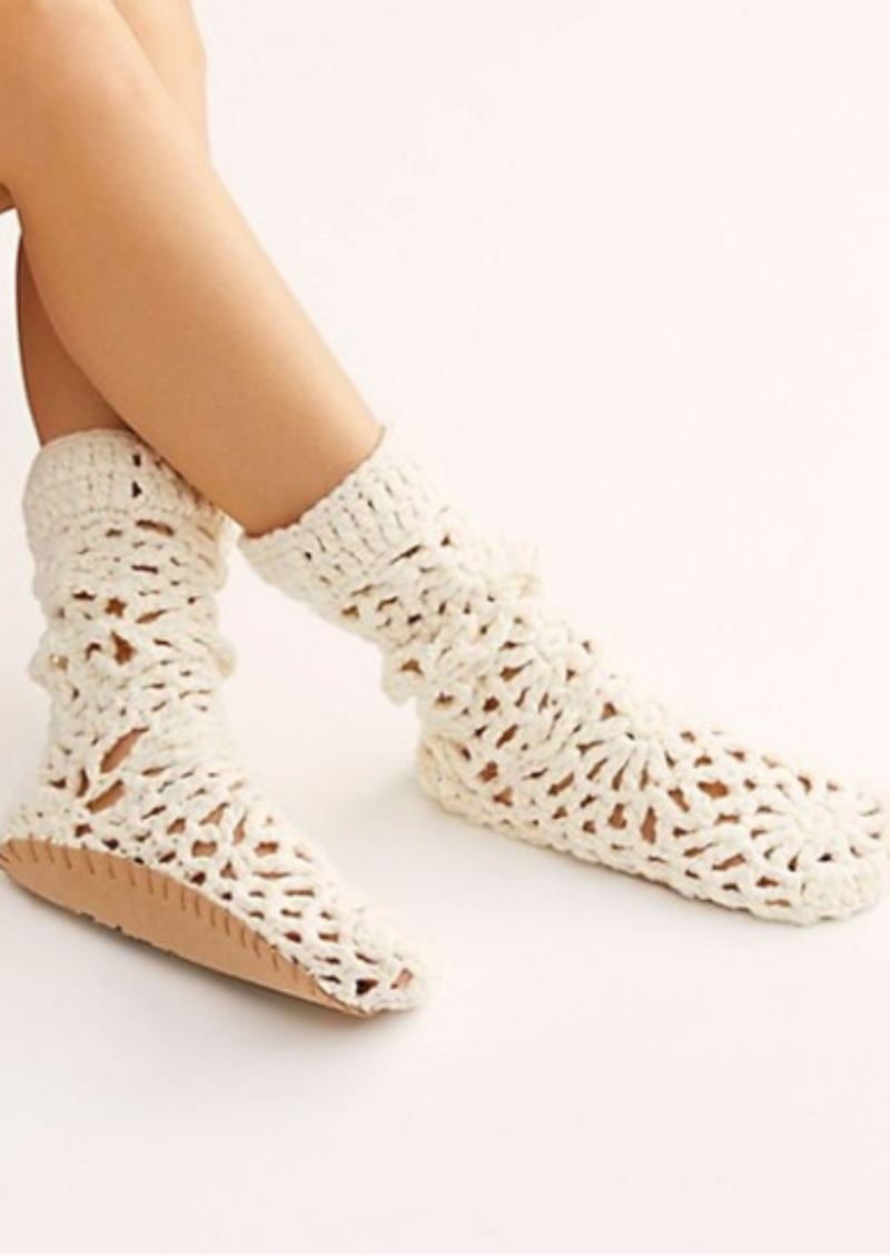 FREE PEOPLE Women's slippers "Warm Wishes" cream crochet mukluks, NS