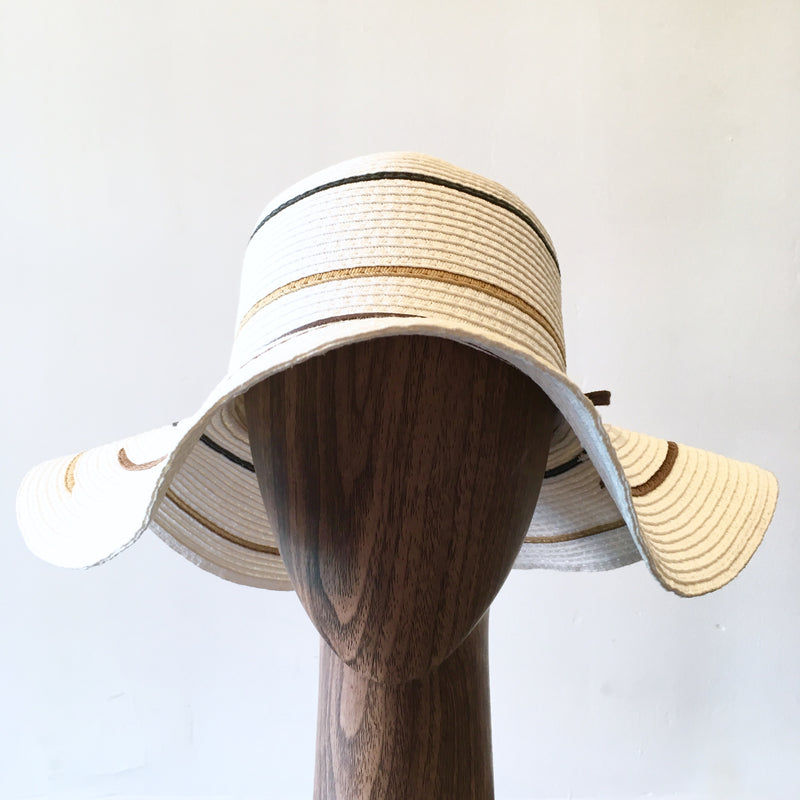 HAT Women’s white summer hat w/ brown ribbon and brown lined detailing, NS