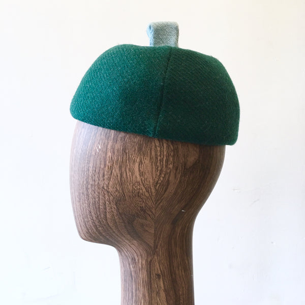 VINTAGE Women’s green wool pillbox hat w/ blue stem, NS