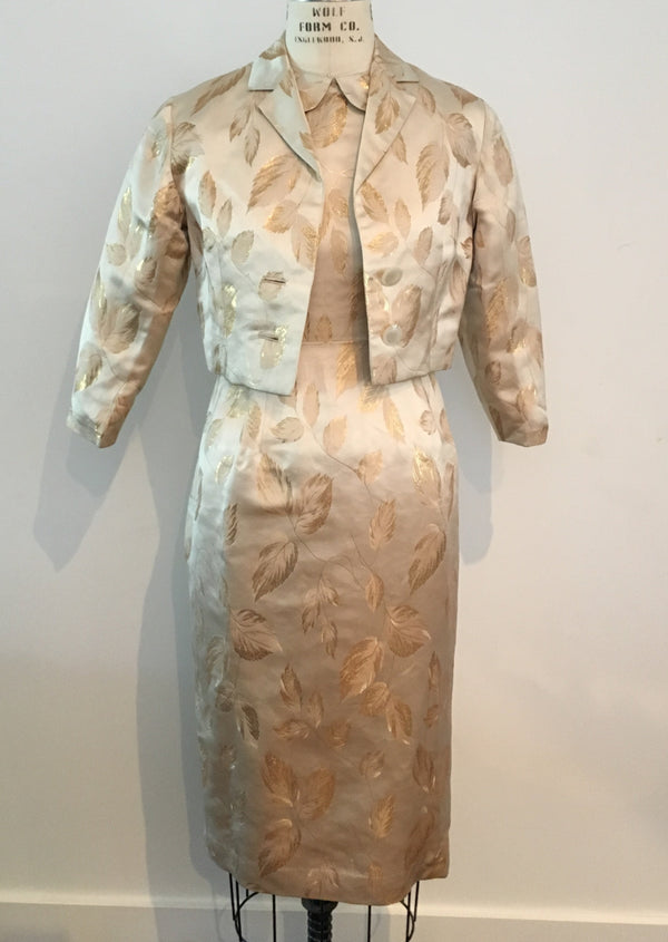 COCKTAIL VINTAGE 2 pc light gold silk/satin damask shift dress w/ jacket 31.5" B & 27.5" W