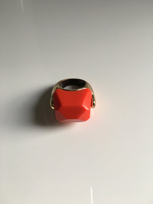 RING faceted coral plastic and gold tone ring