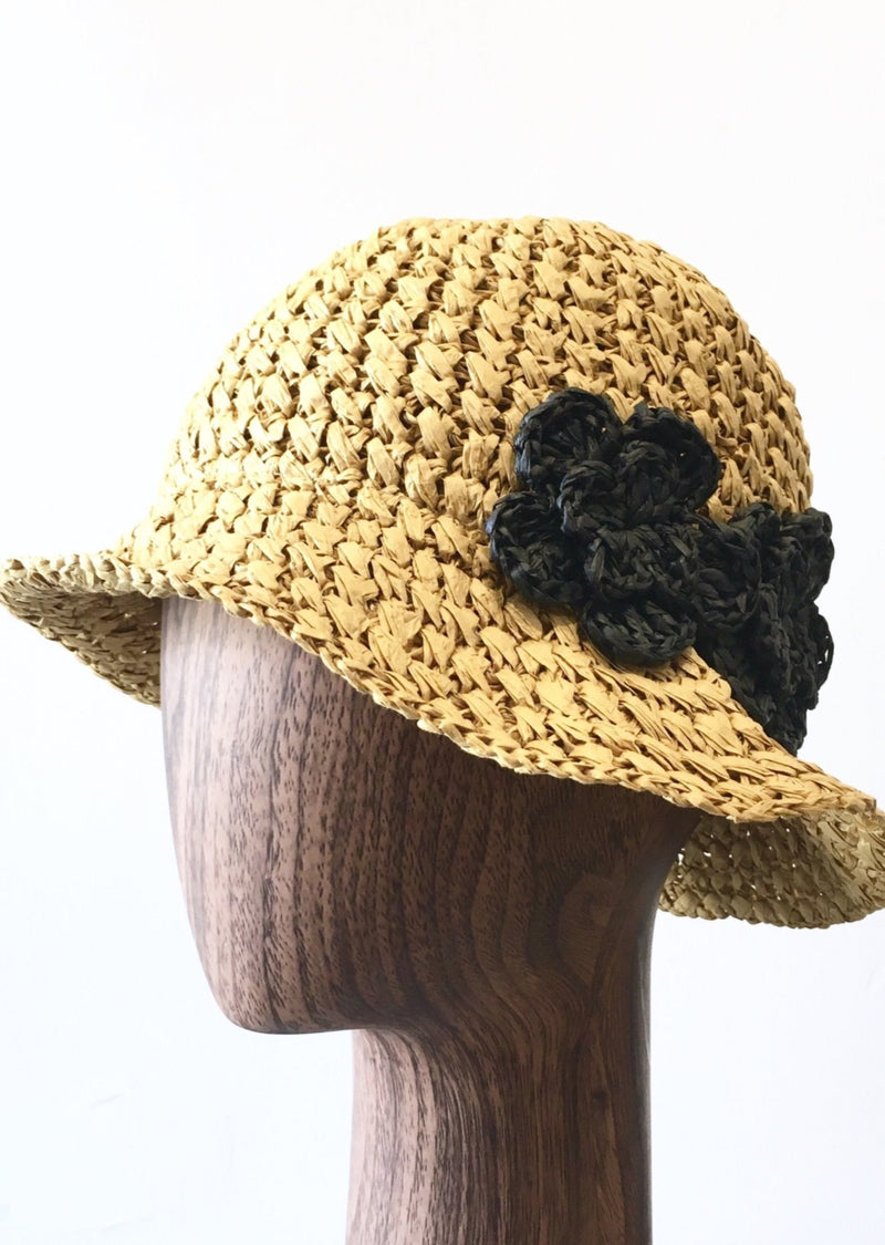 MINNICI Women's hat tan paper straw w/ black flower on side
