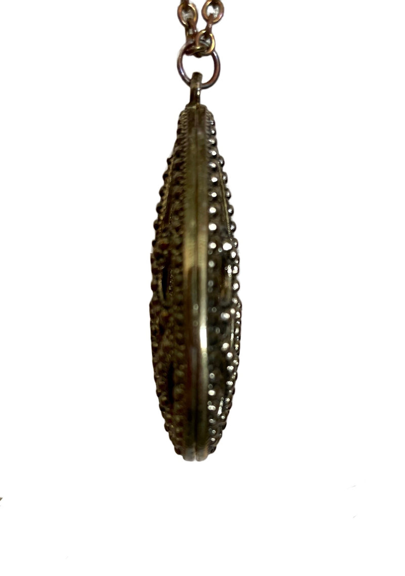 VINTAGE gold tone filagree 3D teardrop pendant necklace, 18" long