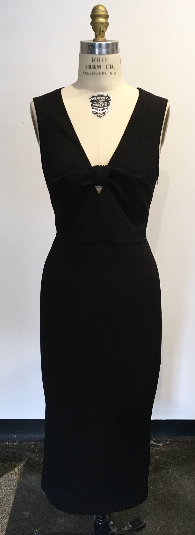 LAUNDRY black sleeveless sheath dress w/ small front cut out, 8